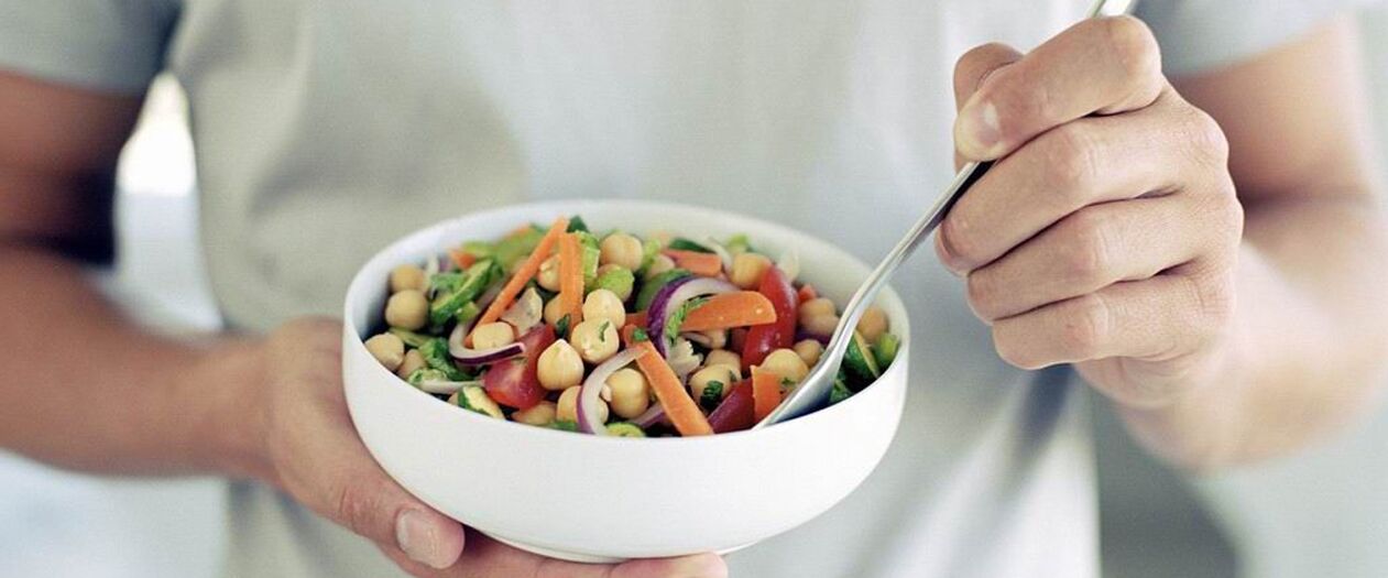 Een man eet voedsel dat goed is voor de potentie