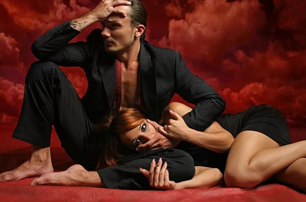 Een vrouw probeert een man over te halen de G-plek te masseren